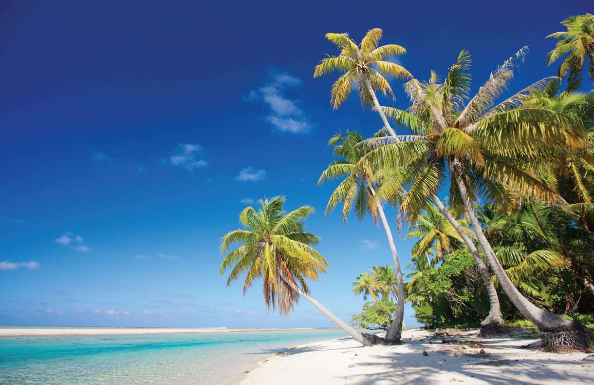 Spend your days exploring palm-tree lined beaches and private <em>motus</em>.