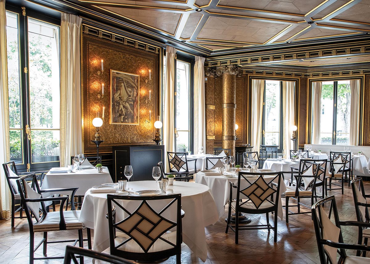 Restaurant Le Gabriel’s stately dining room.